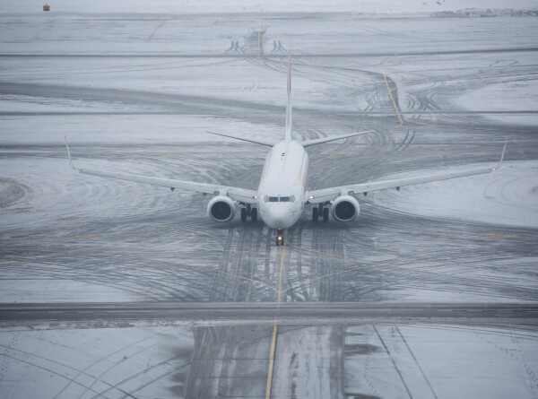 Аэропорт Самарканда временно закрыли из-за снега и мороза