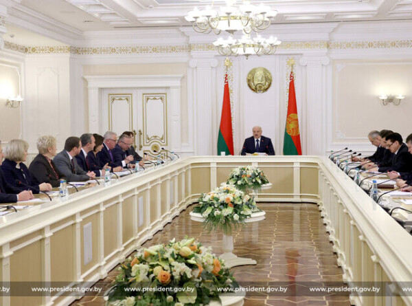 Лукашенко: Надо прекратить постоянно реформировать образование
