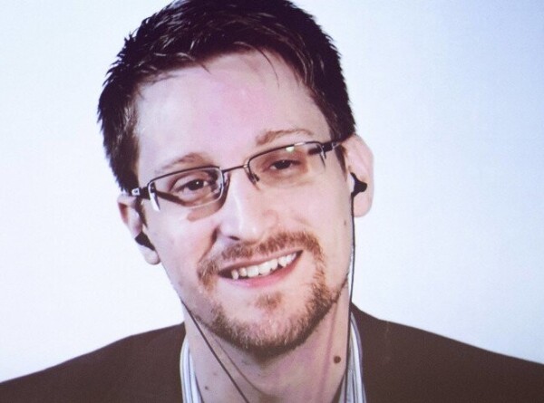 Эдвард Сноуден получил российский паспорт