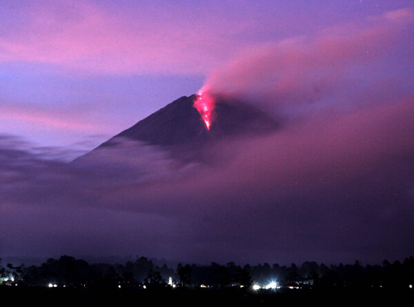 Извержение вулкана Семеру началось на острове Ява
