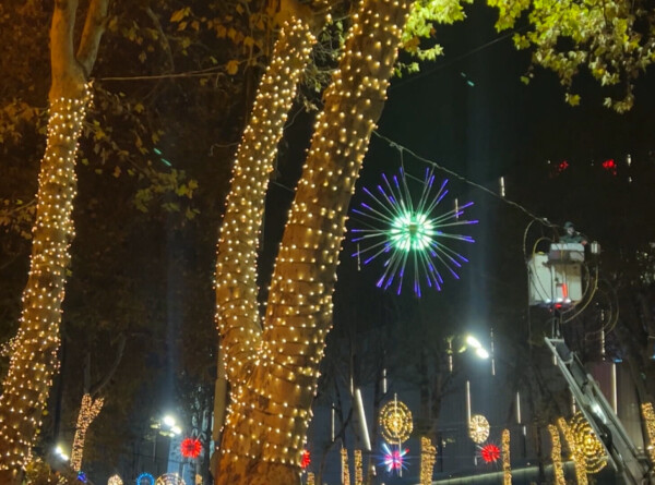 Новогоднее освещение смонтировали в центре Тбилиси