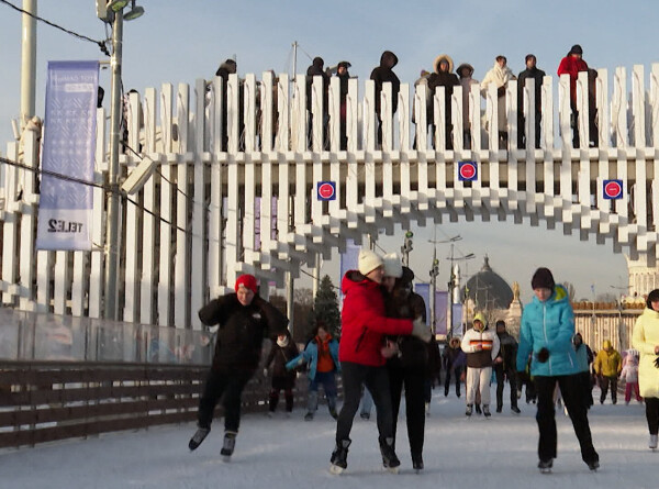 Все на лед: Международный день катания на коньках отметили на ВДНХ