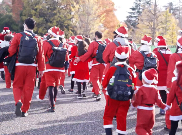 Пять тысяч Санта-Клаусов устроили пробежку ради помощи детям
