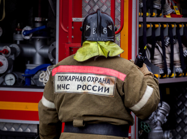 Здание на территории автоцентра загорелось в Петербурге
