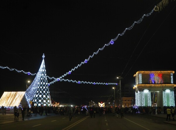 Елки, ярмарки, огни: как создается новогоднее настроение в центре Кишинева?