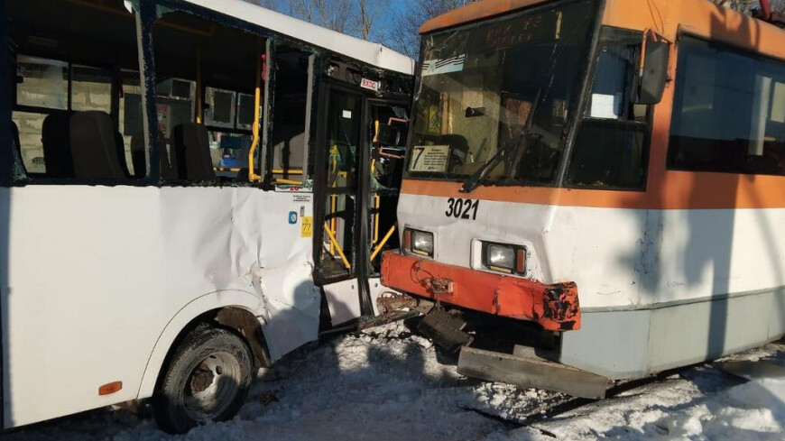 Микроавтобус и трамвай столкнулись в Барнауле: пострадали девять человек