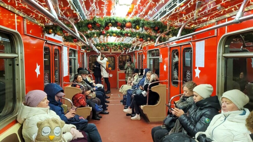 В московском метро запустили новогодний поезд «Еж»