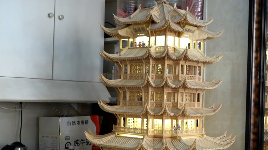 Парикмахер создал модель башни Желтого Журавля из палочек для еды