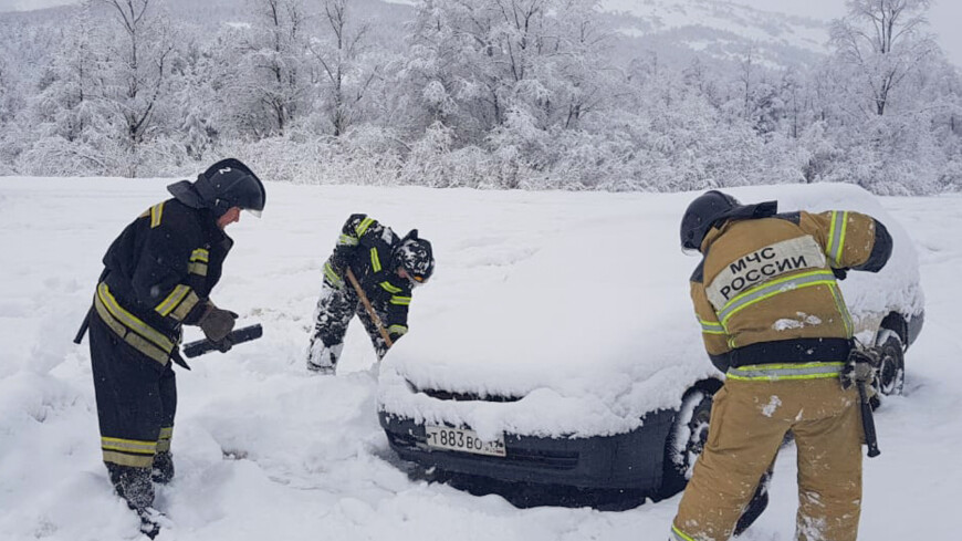 Магаданские спасатели помогли медикам вывезти больного из занесенного снегом поселка