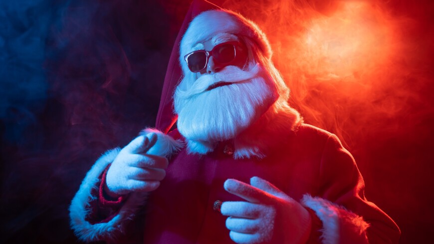 Пьяные Санта-Клаусы застряли на бронетранспортере по дороге в паб