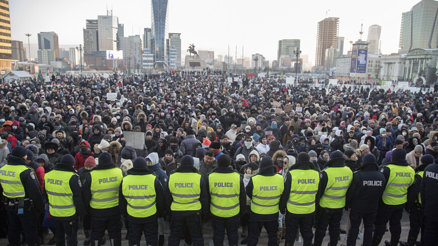 Конных протестующих не пропустили на площадь в Монголии