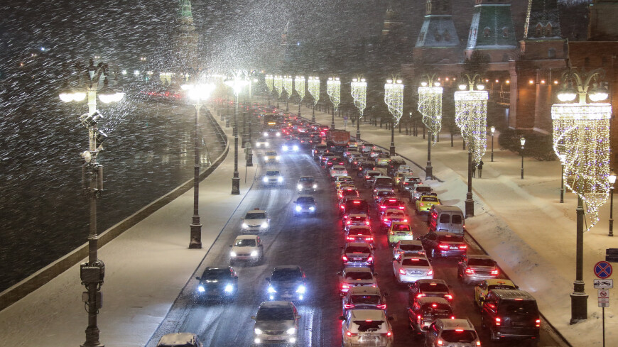 В Москве транспортный коллапс после снегопада: десятки аварий и огромные пробки на дорогах
