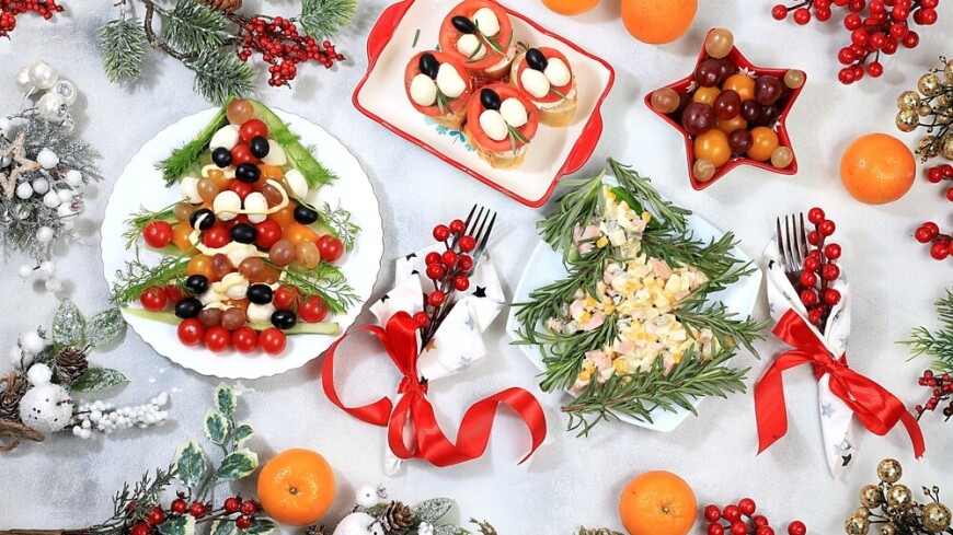 Капрезе на шпажках, тарталетки с острым кремом и креветками и другие закуски для новогоднего стола