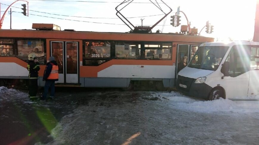 СКР проводит проверку по факту ДТП с микроавтобусом и трамваем в Барнауле