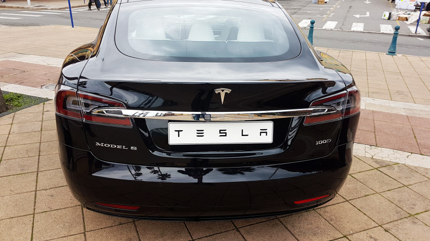 Tesla отозвала более 800 тысяч автомобилей из-за технических неполадок