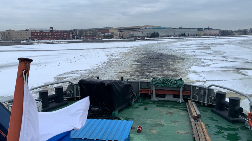 Петербург готовится к весне: ледоколы чистят Неву