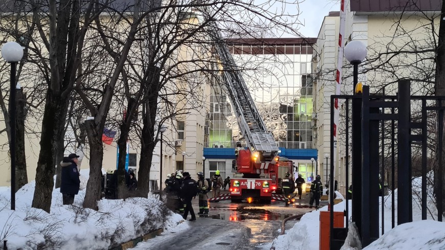 Более 250 человек эвакуировали из горящего здания налоговой инспекции на юге Москвы