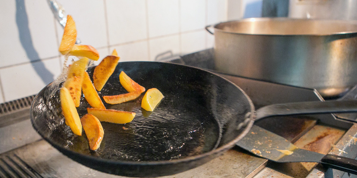 Сгоревшая жареная картошка. Пилинг жареная картошка. Маникюр жареная картошка. Можно ли жарить картошку на сливочном масле на сковороде.