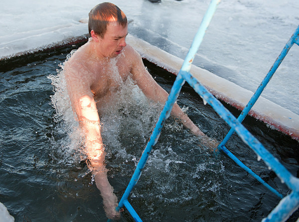 От горчичников до правильного питания: как не замерзнуть во время крещенских купаний?