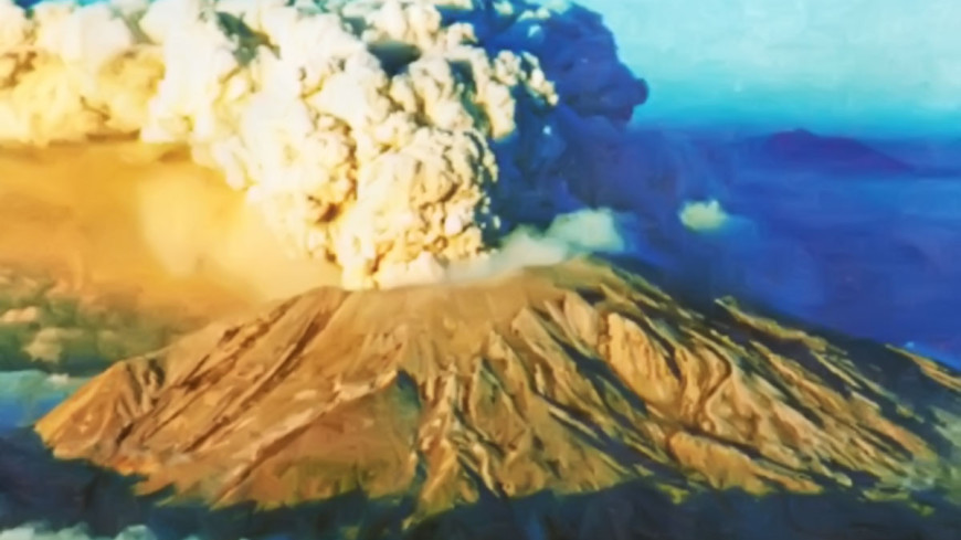 Вулкан Шивелуч выбросил столб пепла и газа вверх на четыре километра