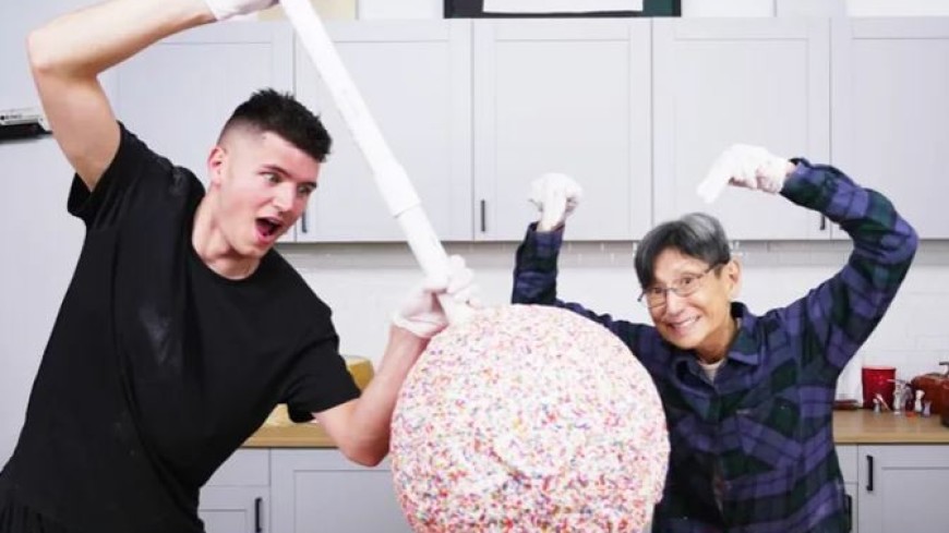 Блогеры приготовили самый большой в мире торт на палочке