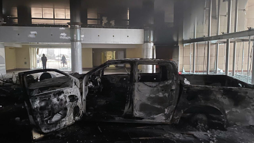 Редакция сгорела, аппаратную затопило: сотрудник «МИР» побывал в разгромленном здании филиала в Алматы