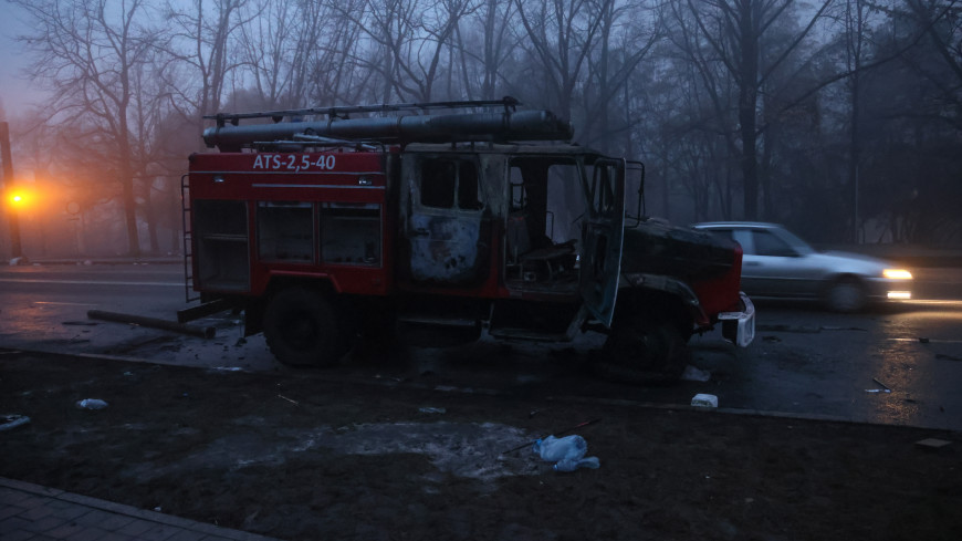 Террористы в Казахстане угнали семь пожарных машин и использовали их как таран