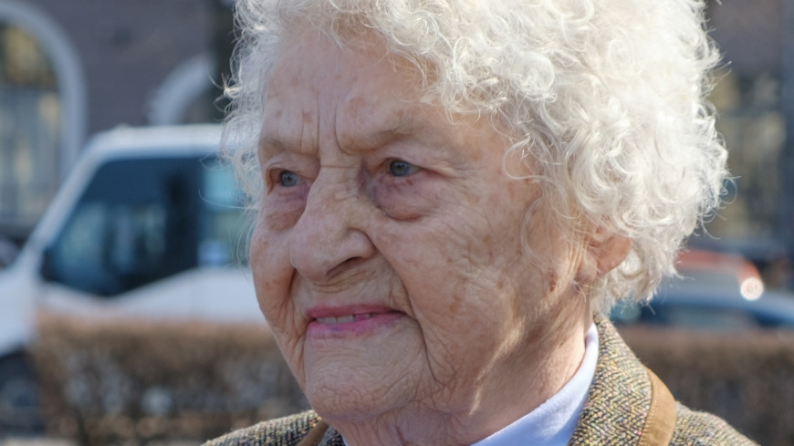 «Стальная бабушка» Мария Колтакова отметила 100-летие, простояв на гвоздях 100 секунд