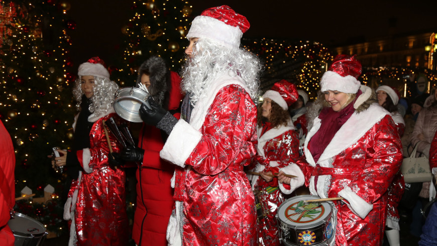 В Москве прошло самое яркое событие зимы – флешмоб Обними Деда Мороза от телеканала МИР