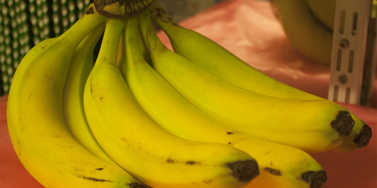 Почему чернеют бананы. Сорта бананов. Созревший банан. Банан Эстетика. Спелость банана.