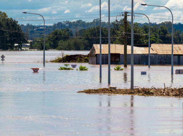Затоплены сотни домов, эвакуированы тысячи людей: ливни привели к наводнениям в Австралии и в Китае