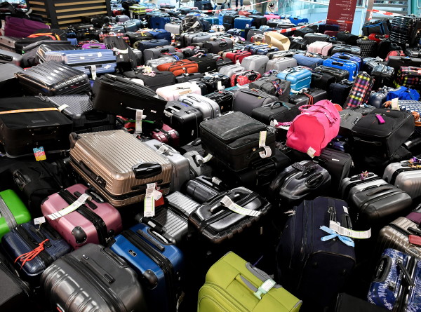 В аэропорту Парижа заявили об утрате чемоданов из-за технического сбоя и забастовки