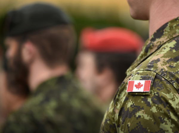 Канадским военным разрешили носить юбки и красить ногти