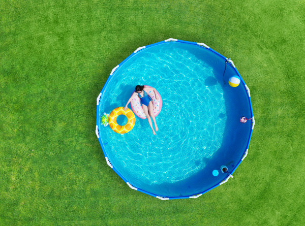 Как обустроить бассейн с зоной отдыха на даче за один день?