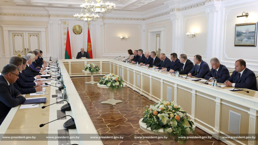 Вопросы поддержки граждан и распоряжения госимуществом обсудили на совещании у Лукашенко