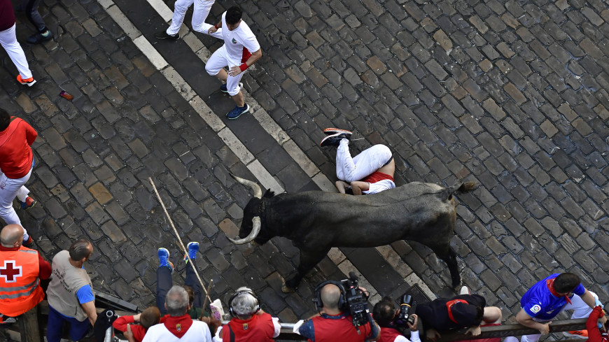 22 человека пострадали во время смертельно опасного забега с быками в Испании