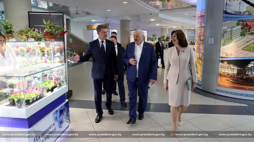 Лукашенко посетил торговый центр с белорусскими брендами