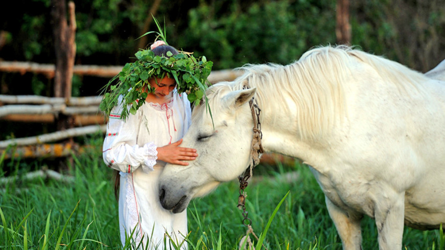 Фото: Виталий Залесский (МТРК «Мир») &quot;«Мир 24»&quot;:http://mir24.tv/, деревня, лошадь, конь, венок