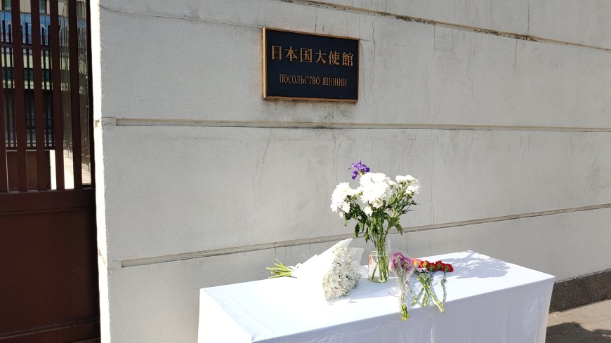 Россияне несут цветы к зданию посольства Японии, чтобы почтить память Синдзо Абэ