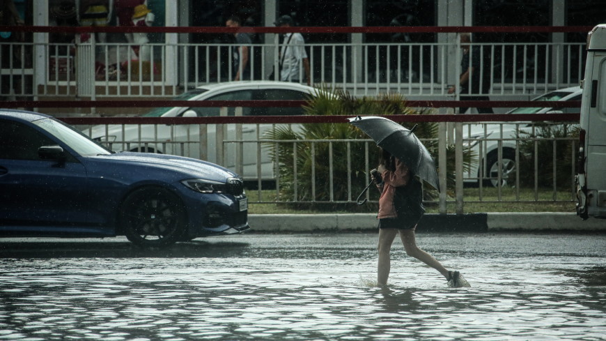 Потоки воды разворачивают внедорожники: в Сочи из-за мощного ливня затопило дворы и улицы