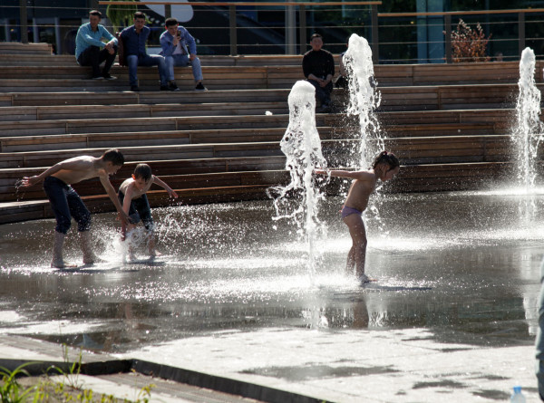 Эпидемиолог рассказал об опасности купания летом в фонтанах
