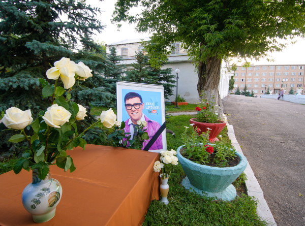 Поклонники Юрия Шатунова возложили к гробу певца две тонны роз