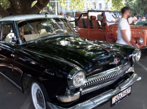 Фестиваль коллекционных автомобилей прошел в Душанбе