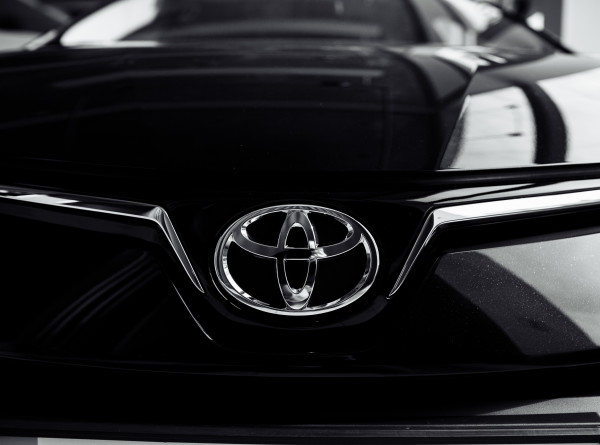 Toyota решила отозвать свои первые электрокары из-за риска потери колес