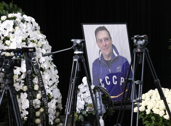 Прах певца Шатунова захоронили на Троекуровском кладбище
