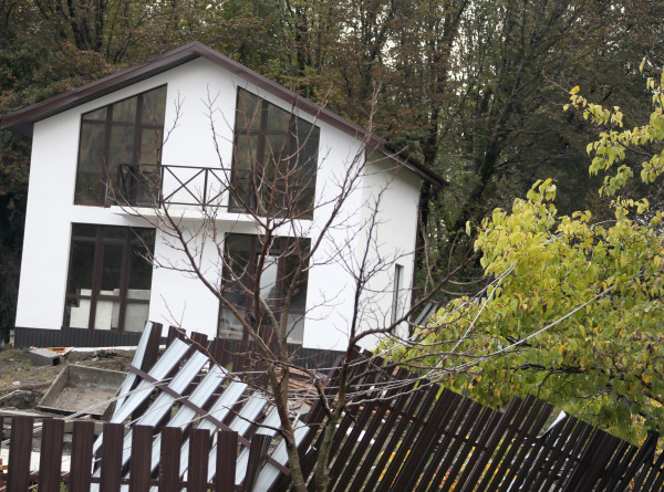 Стихия повредила около сотни домов в Сочи