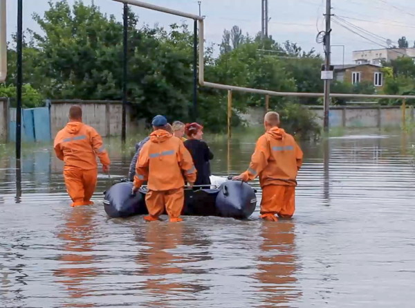 Сильные ливни затопили Крым, людей эвакуируют