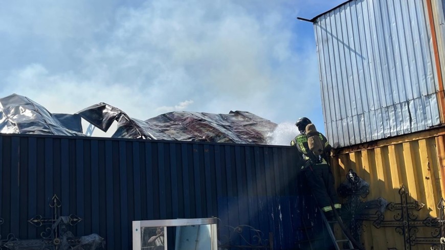 Пожар в ангаре на границе Петербурга и Ленобласти локализован