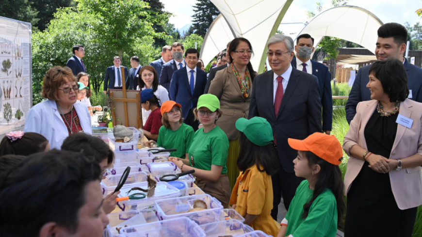 Токаев на фестивале в Алматы сыграл в шахматы и оставил автограф на большом яблоке