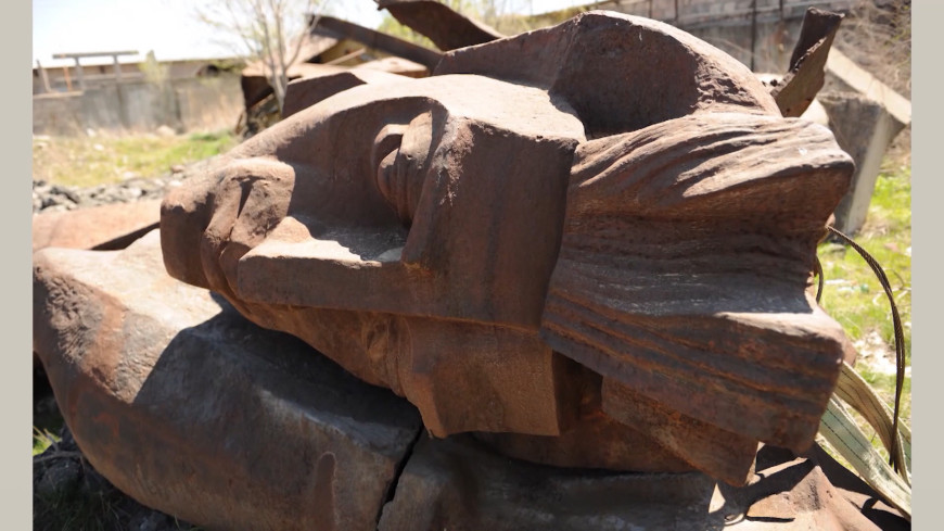 Фрагменты разрушенной статуи «Слава труду» показали на выставке в Ереване